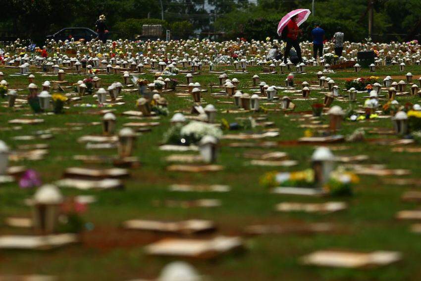 Lápides em cemitério; três pessoas serão sepultadas neste sábado em Franca