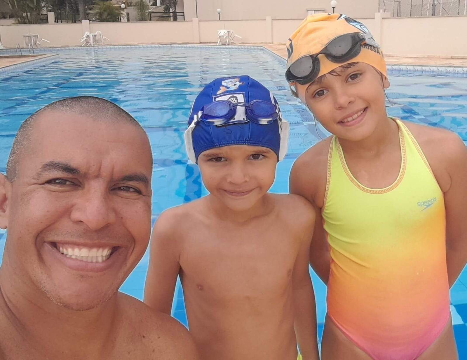 Os pequenos Leandro e Larissa são atletas de natação