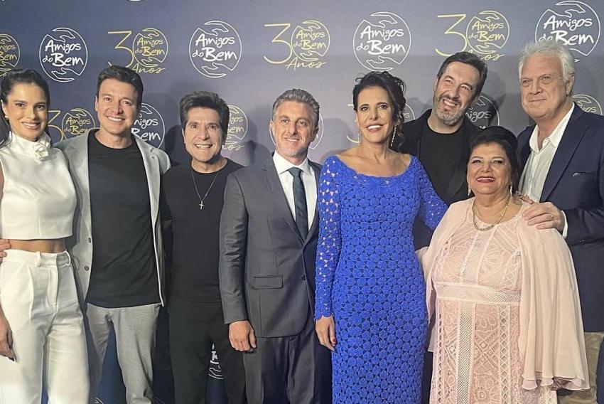 Luiza Helena Trajano com amigos, entre eles: Rodrigo Faro, Daniel, Luciano Huck, Alcione Albanese e Pedro Bial 