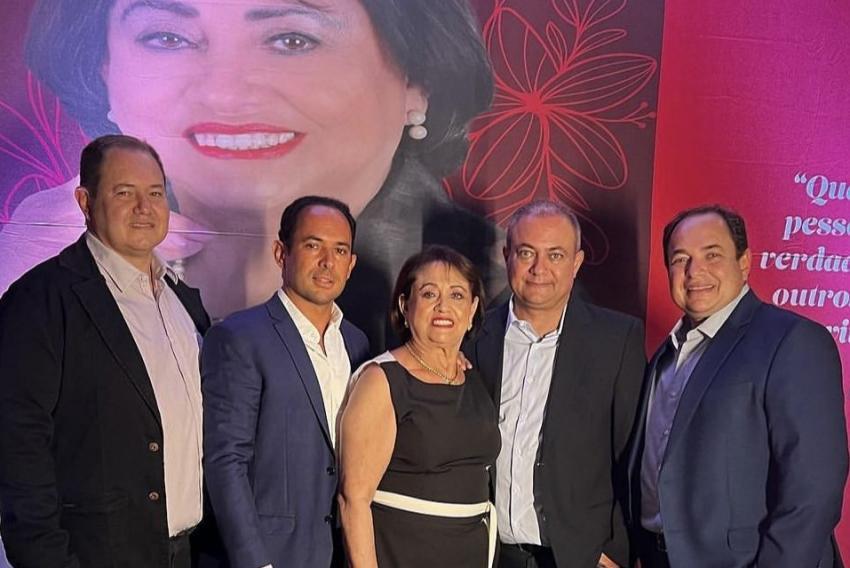 Maria Helena Arantes em click especial com o marido Edison e os filhos Giovane, Fabiano, Juliano e Junior no lançamento de seu livro