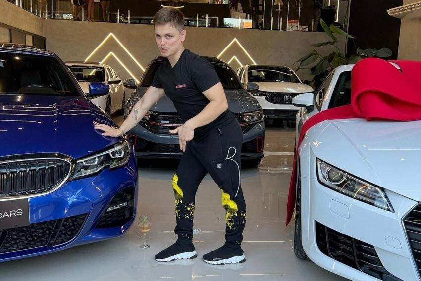 Influencer detido em operação contra rifas ilegais ostenta carros de luxo  nas redes