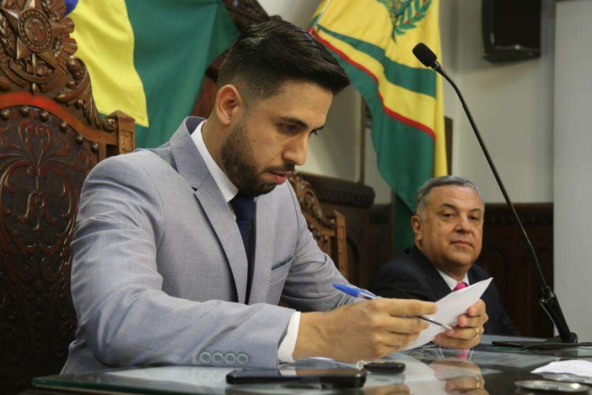 O presidente da Câmara (à frente), Júnior Rodrigues (PSD), ao lado do primeiro secretário, o vereador Miltinho Sardin (PTB)