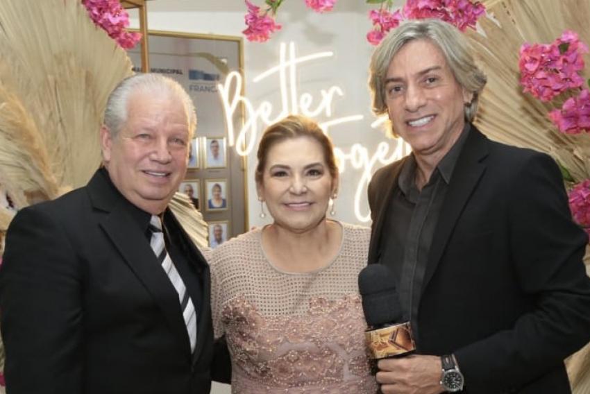 No click com o marido Samuel de Freitas e o amigo Well, a diretora da Med Clin, Noedi Martins, patrocinadora do PI 2023