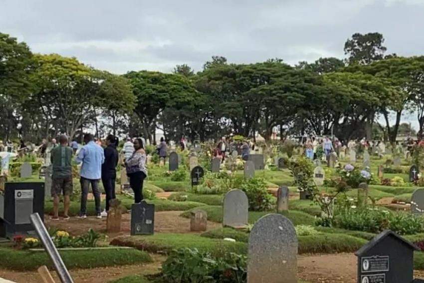 Familiares durante visita em cemitério de Franca