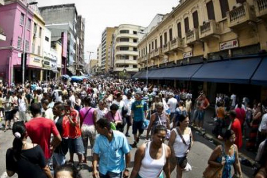 O IBGE também indicou que, após a revisão, o número de domicílios recenseados no Brasil aumentou em quase 16,6 mil