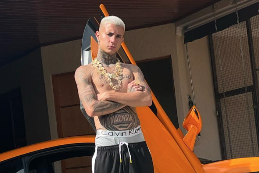 O vídeo divulgado nas redes sociais mostra a que, durante a discussão no estacionamento, o cantor bateu seu carro no veículo à frente