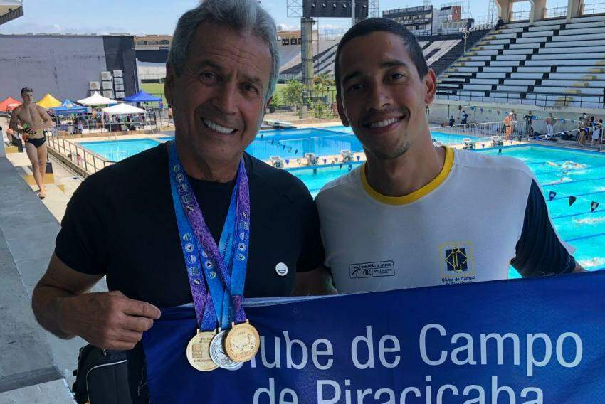 Luiz Antônio Fagundes com seu técnico durante evento no Rio: 30 anos de natação