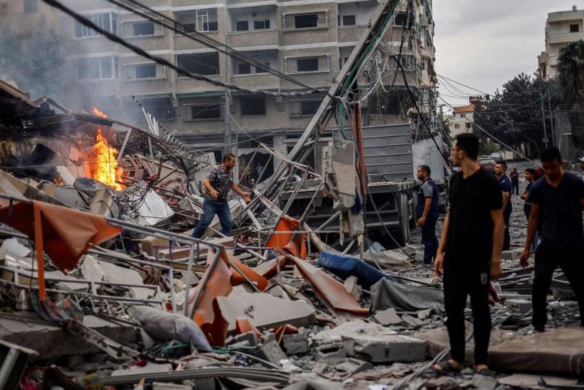 Ataque aéreo de Israel deixa 500 mortos em hospital de Gaza, diz Hamas