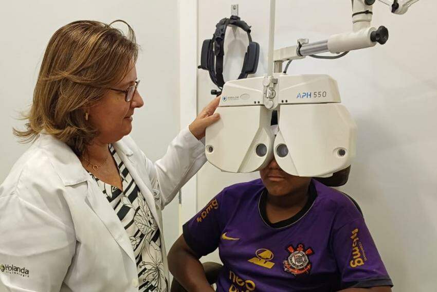a oftalmologista Dra. Ana Cristina Holanda em atendimento a um adolescente do programa.