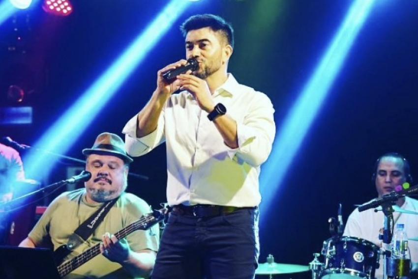 O juiz de direito Ewerton Meireles em momento de descontração, cantando, no jantar “Por uma boa causa”