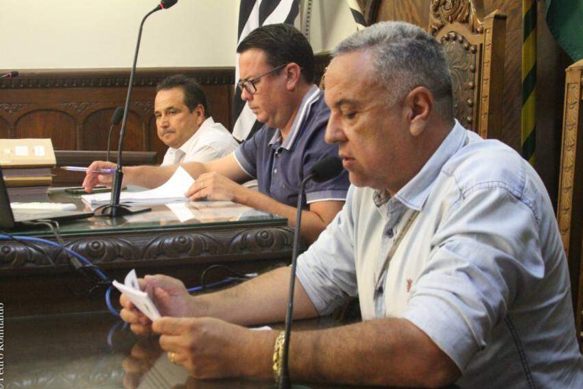 Da esquerda para a direita, Beto Móveis (Cidadania), Mané Losila (MDB) e Miltinho Sardin (PTB) durante leitura do relatório