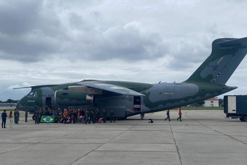 Aeronave KC-390 pousou neste sábado no Aeroporto do Galeão, no Rio de Janeiro