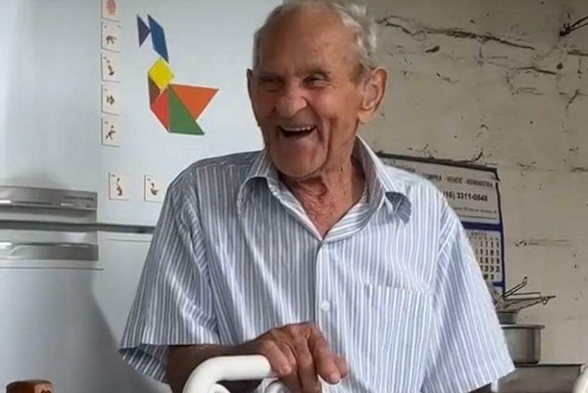 Vovô Anesio tem 86 anos e começou seu perfil após passar por problemas graves de saúde