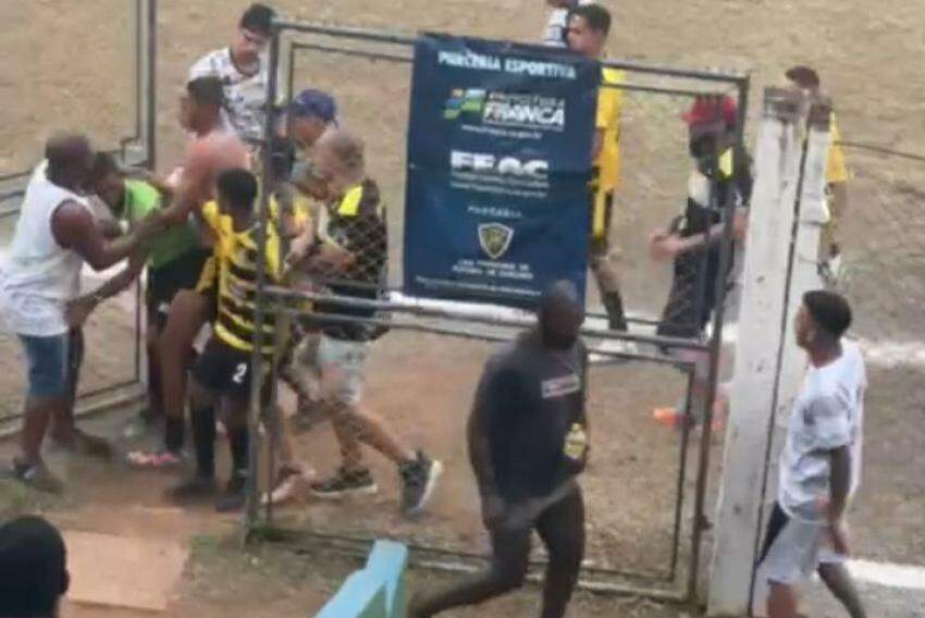 Cena de violência ao árbitro foi registrada na partida disputada no campo do Brasilândia