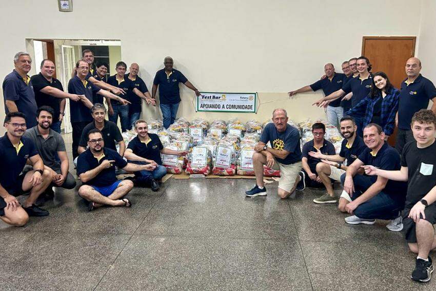 Presidente do Rotary Club de Franca Imperador Epaminondas Oliveira e parte dos companheiros organizam a entrega de cestas básicas para instituições selecionadas