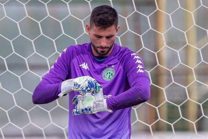 O goleiro Pegorari tem contrato até o final deste mês com o Guarani