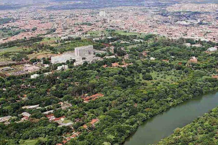 A USP ocupa o primeiro lugar nos índices classificatórios das universidades brasileiras. A foto mostra seu campus arborizado em Ribeirão Preto