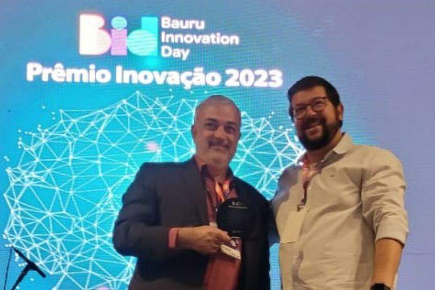 Professor Marcelo Carbone e Mauricio Augusto Souza Ruiz durante a premiação
