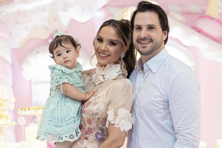 Fofinha Maitê Savegnago, com os papais Amanda e Murilo Savegnago, na foto, completou 1 aninho de vida
