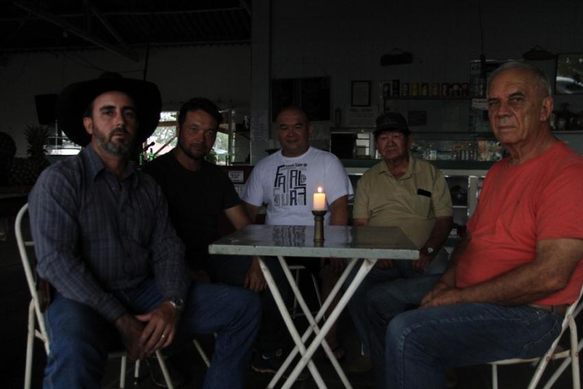 Márcio Limão, Rogério Hideo, Márcio Shinohara, Noriaki Shinohara e Emílio Fanton. Se não há energia, cenário que se tornou comum, alternativa é recorrer à vela