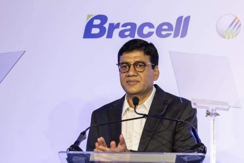 Praveen Singhavi, presidente da Bracell, na abertura do evento; veja, também, foto do vice-presidente no final
