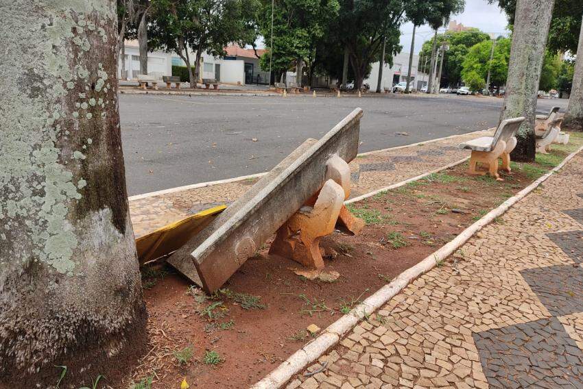 Banco danificado na Praça Hugo Lippe Júnior, conhecida como Praça Olímpica, em Araçatuba