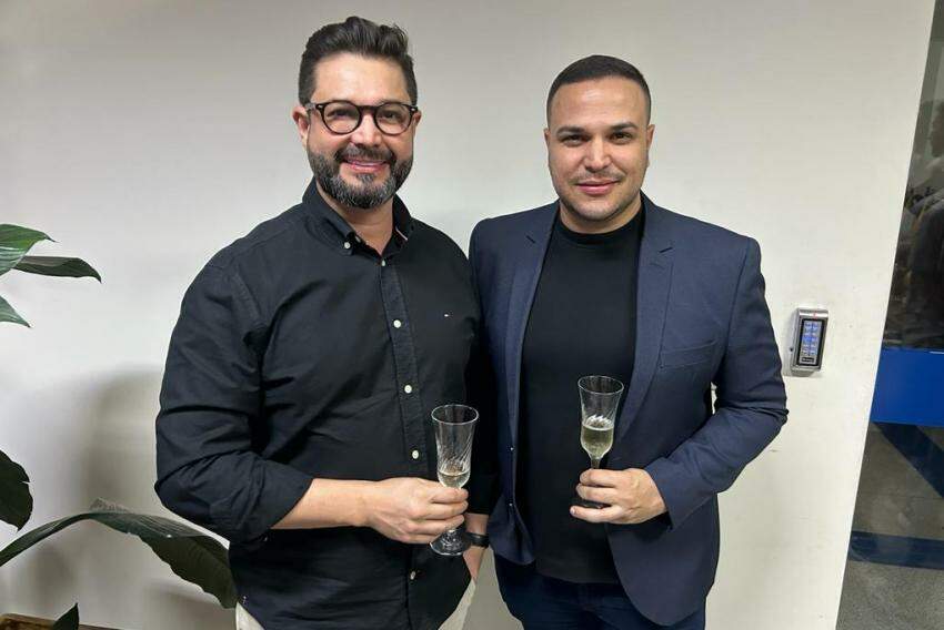 O jornalista e executivo de contas da House Criativa Thiago Esteffanato comemora nova idade ao lado do companheiro Luciano Marques