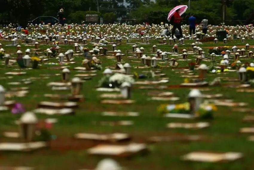 Lápides em cemitério; oito pessoas serão sepultadas nesta quinta-feira