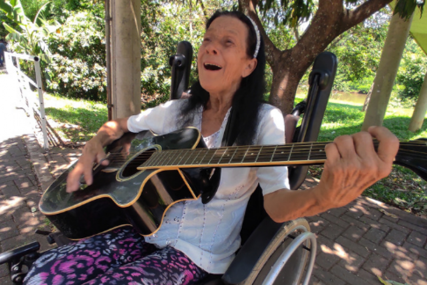 Dona Abigail Penteado apresenta belas canções religiosas na calçada da Avenida Beira Rio.