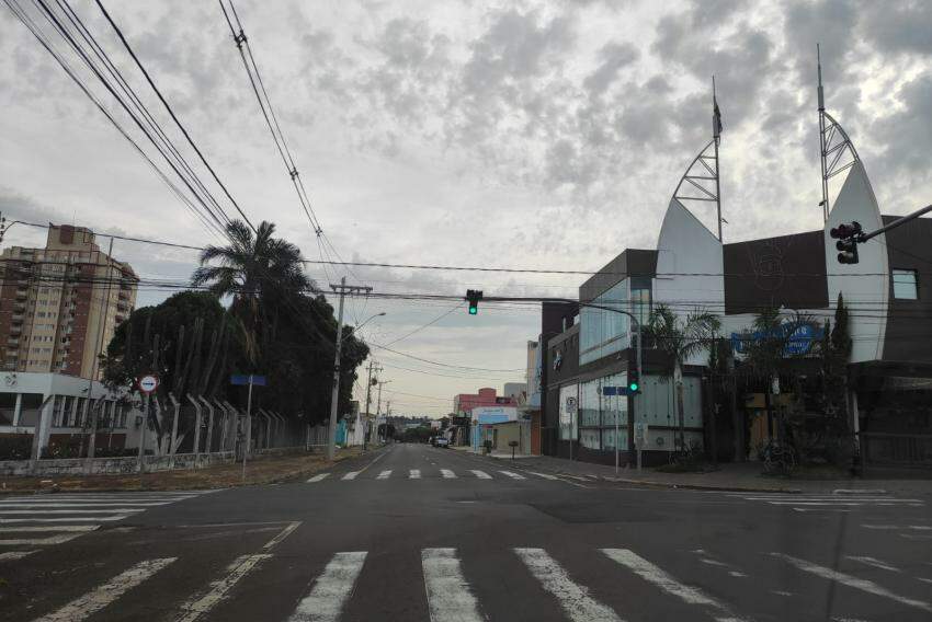 Céu visto da rua Álvaro Abranches, no bairro Cidade Nova, na manhã deste domingo 