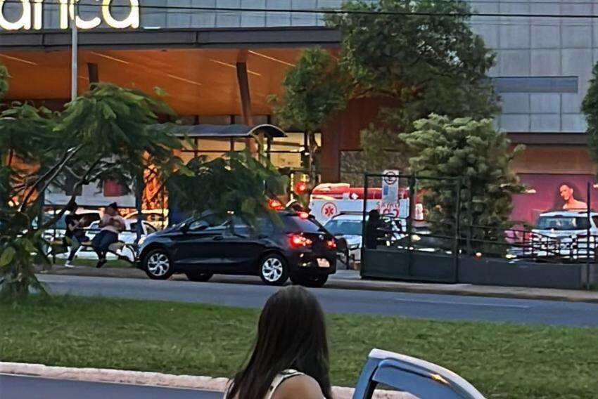 Área externa do shopping Franca: surto psiquiátrico