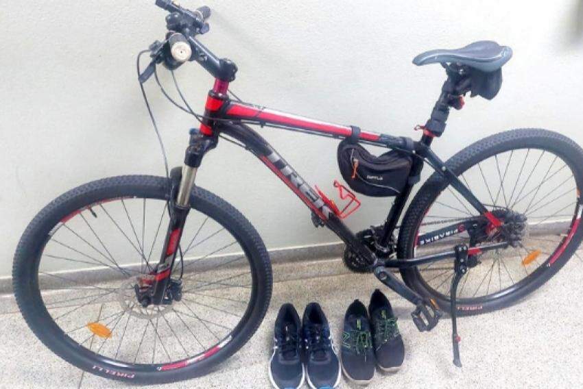 A bicicleta e os pares de tênis furtados foram devolvidos ao proprietário.