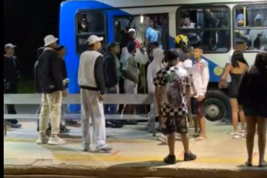 Casal briga em terminal de ônibus e polícia descobre que um deles