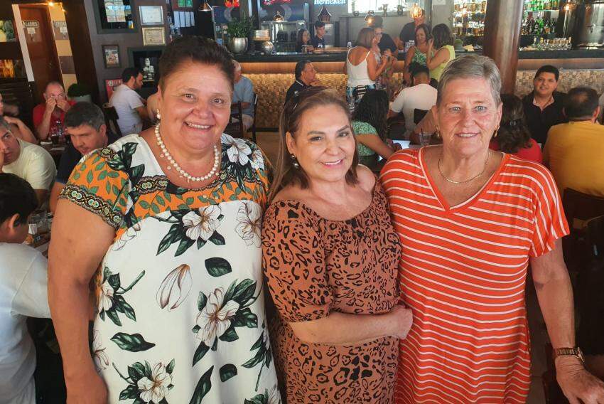 A diretora do grupo MedClin, Noedi Martins de Freitas, e as irmãs dinâmicas Marina e Paula Bereta prestigiaram a Feijoada da Raposa