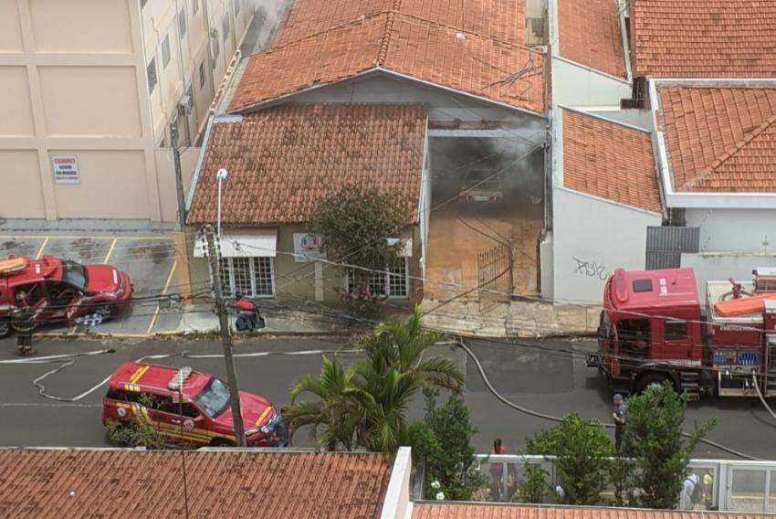 Incêndio assustou moradores vizinhos do imóvel
