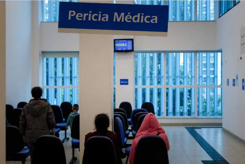 Sala de espera para perícia médica no INSS em São Paulo