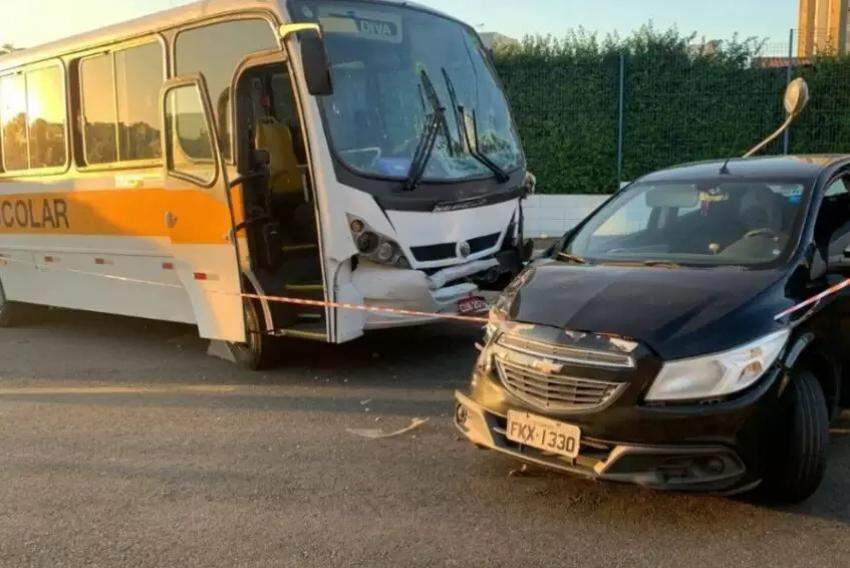 Micro-ônibus que transportava crianças para a escola sai da pista