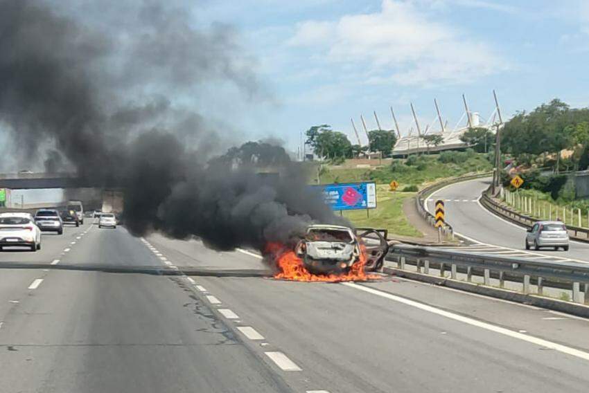 E pouco tempo o fogo destruiu todo o veículo