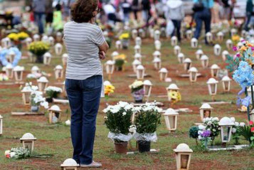 O Dia de Finados é marcado no Brasil por costumes como visitar túmulos de familiares e enfeitá-los com flores