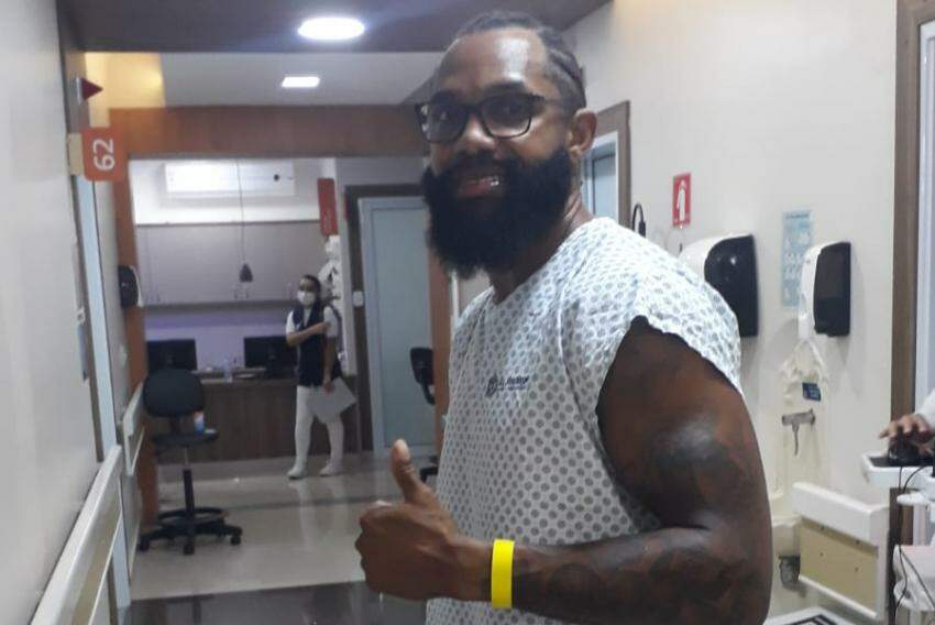 David Jackson caminha nos corredores do hospital São Joaquim 