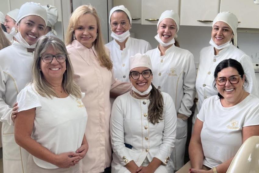 A professora-doutora Maria Paula Figueiredo (com sua equipe), no Instituto de Odontologia Função & Arte