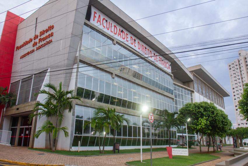 Fachada do prédio da Faculdade de Direito de Franca, na avenida Major Nicácio 