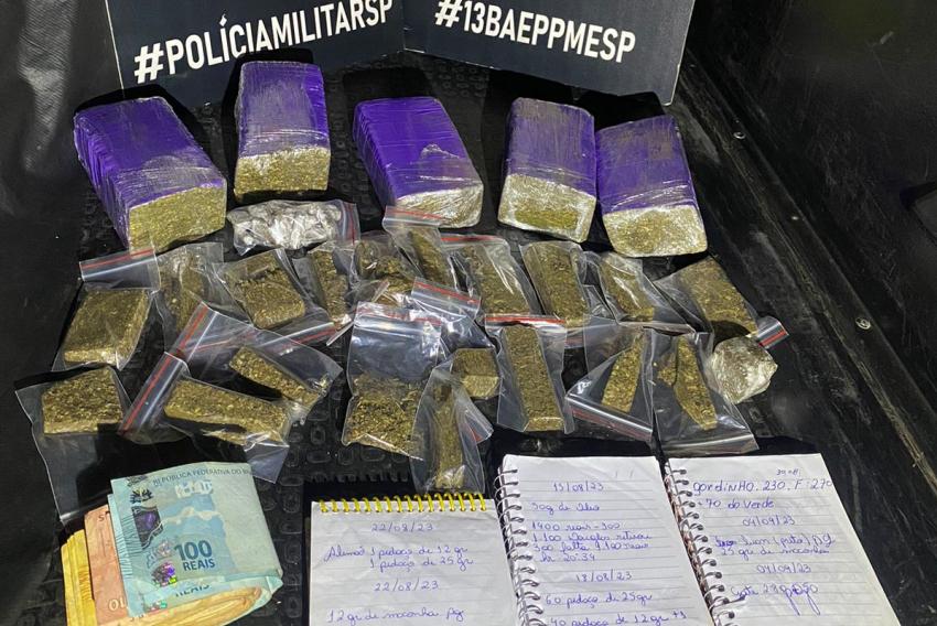 Maconha, cadernetas e dinheiro apreendidos pelo Baep