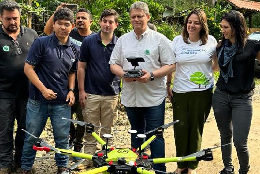 Tarcísio manipula drone que será usado na recuperação de áreas degradadas em São Sebastião