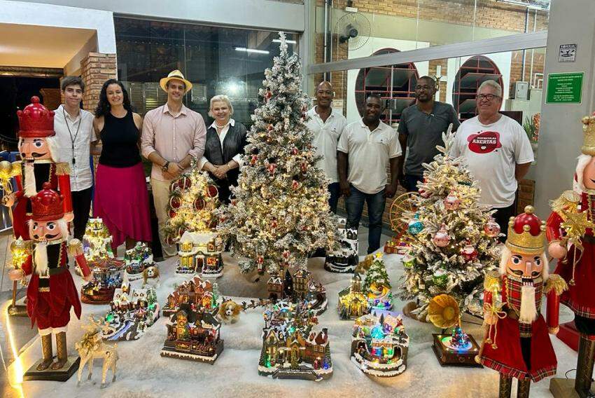 Maria Teresa Segantin Ludovice, Pedro Fonseca e a equipe que fez o Natal Iluminado acontecer foram clicados em frente a belíssima Vila Natalina