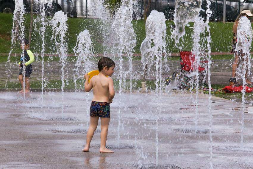 Crianças se divertem com o calor na piscina vertical do Parque Ribeirão Vermelho, em São José