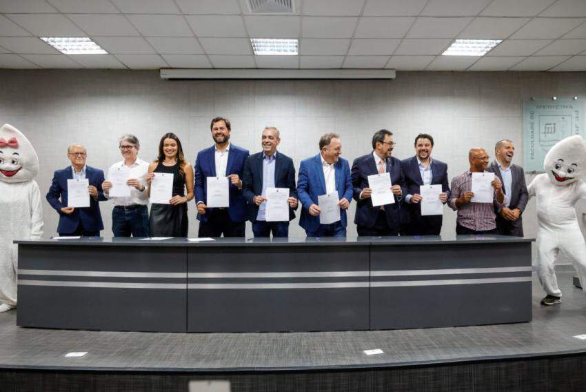 Luiz Fernando Machado assinou termo de adesão com autoridades da região e do Ministério Público