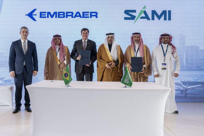 Presidente da Embraer, Francisco Gomes Neto posa ao lado de representantes da Sami