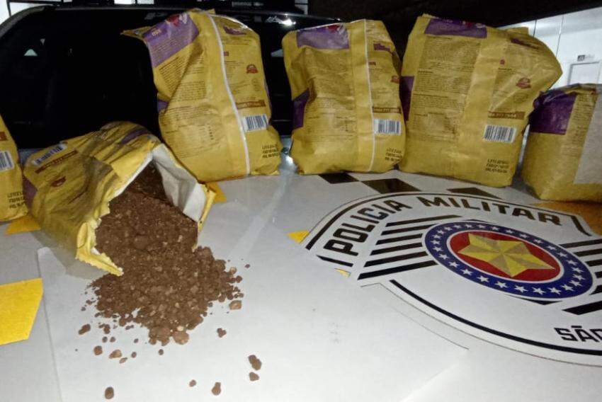 Aaproximadamente seis pacotes da droga sintética estavam em meio a pacotes de ração animal