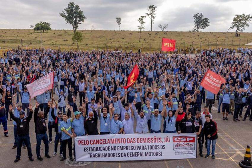 Trabalhadores da GM na assembleia que aprovou a greve na fábrica de São José